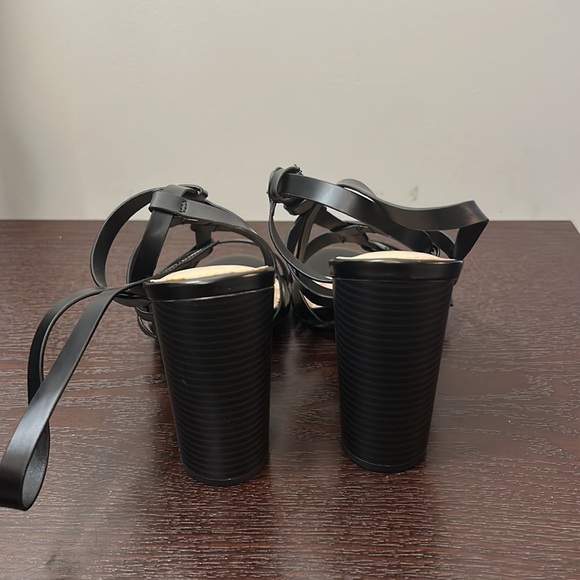 Black Heel - Picture 2 of 3